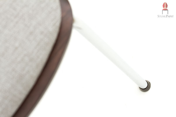 Die Stuhlbeine aus Stahlrohr stehen für höchste Stabilität