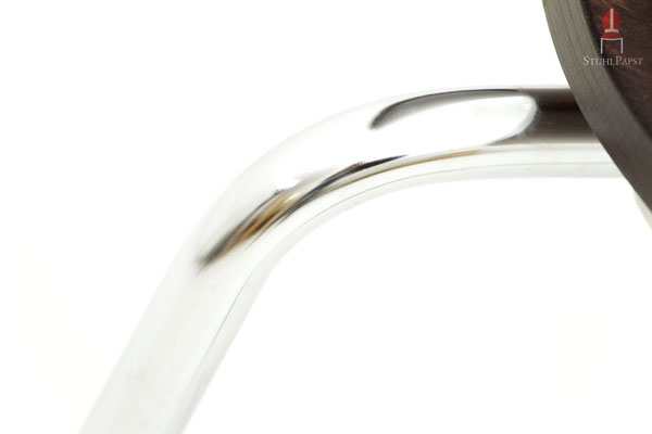 Das aufwendig gebogene Stahlrohrgestell steht für höchste Stabilität