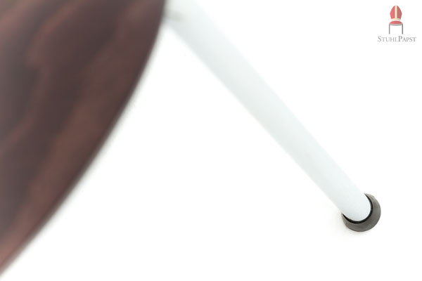 Das Holzschalenstuhlmodell steht auf Kunststoffgleitern, die Kratzspuren vermeiden