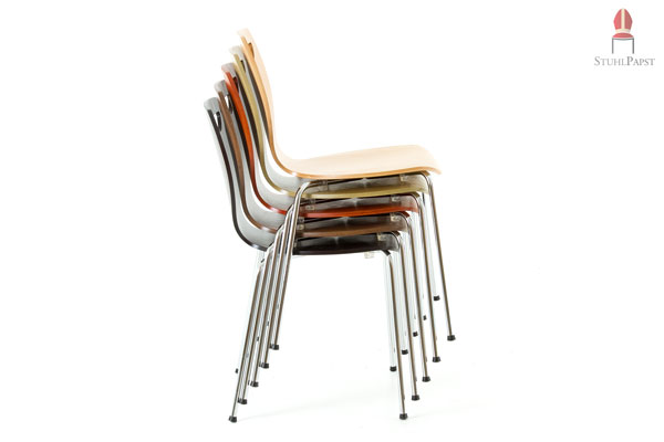 Das Stuhlmodell ist in verschiedenen Beiztönen erhältlich