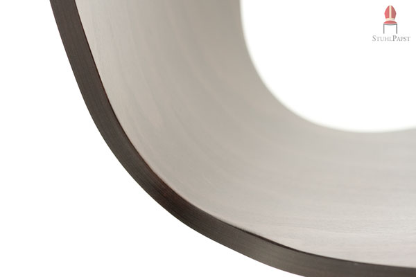 Die aufwendig geformte Holzschale ist stilsicher und sehr komfortabel