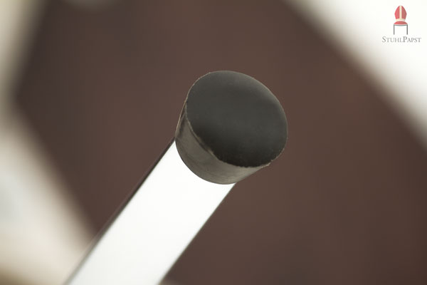 Die Kunststoffgleiter unter den Stuhlbeinen schonen Boden und Gestell vor Kratzern