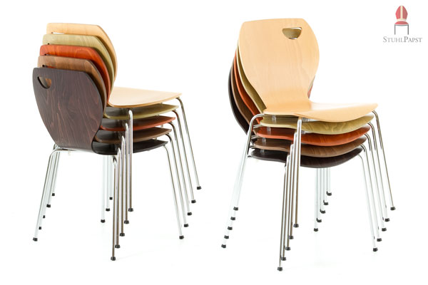 Gestapelt lassen sich die modischen Holzschalenstühle auf engstem Raum aufbewahren