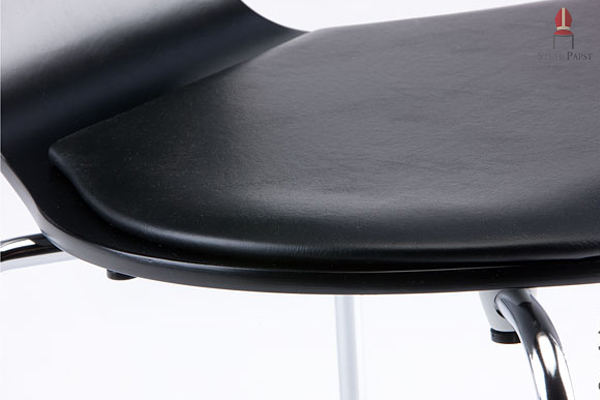 Bequemes Sitzpolster aus hochwertigem Kunstleder, welches sich der Formgebung integriert