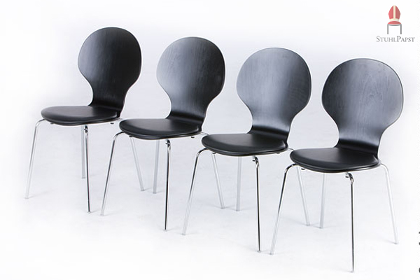 Einteilige, schwarze Sitzschale aus Schichtholz mit integrierter Polsterung