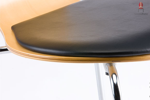 Holzschalenstuhl mit fest verschraubten Sitzpolster aus strapazierfähigem Kunstleder