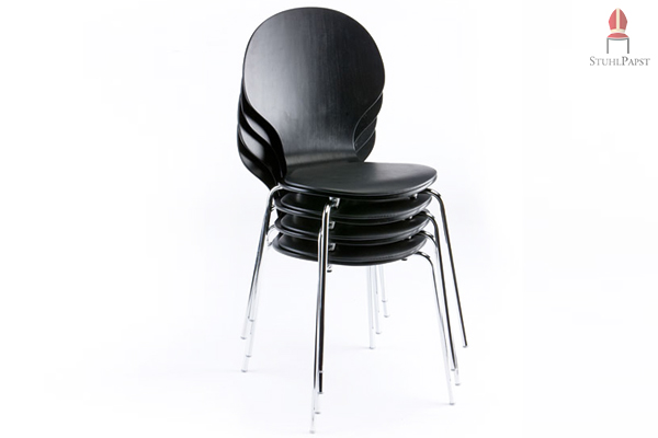 Stapelbare Holzschalenstühle in der Farbe Schwarz mit Sitzpolster und integriertem, gummierten Stapelschutz