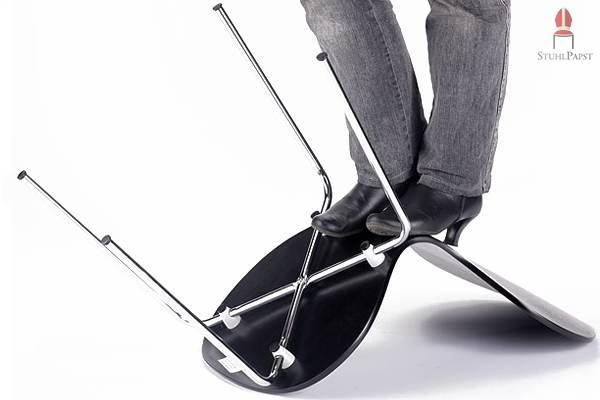 Massive Holzschale bei den Stühlen Amb.iente