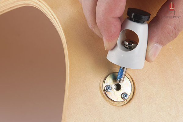 Massive Holzschalenstühle mit Stapelschutz