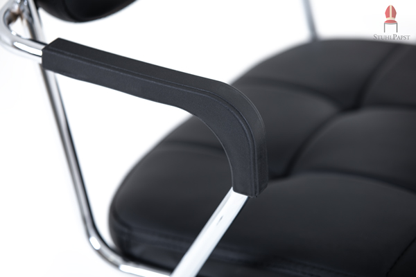 Athlet AL Stuhlarmlehne Armlehnstühle mit Armlehnauflagen in Kunststoff schwarz Sitzpolster quadratisch gesteppt Fußgestell in Chrom Stuhlgestell in Kufenform Stühle für Veranstalungen Events Theater