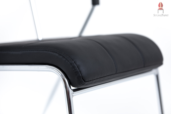 Athlet AL die Sitzfläche des stapelbaren Kunstlederstuhles ist vorne angenehm abgerundet das Kufenstuhl Kufengestell ist hochglanzverchromt billige günstige Stühle kaufen online im Shop