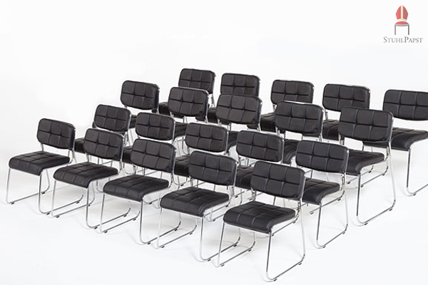 Dank unserer Stuhlkrabbe können Sie ein Verrutschen der einzelnen Stühle in einer fest verbundenen Reihe ausschließen