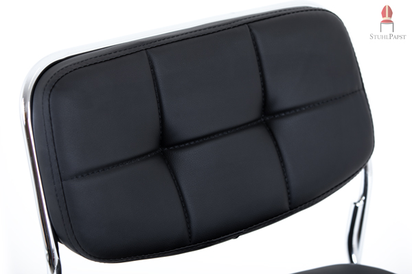 Die Rückenlehne ist großzügig gepolstert