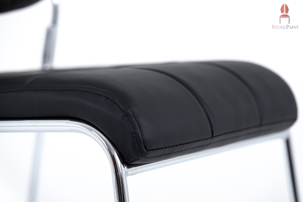 Die Sitzfläche ist angenehm gepolstert und mit Kunstleder bezogen