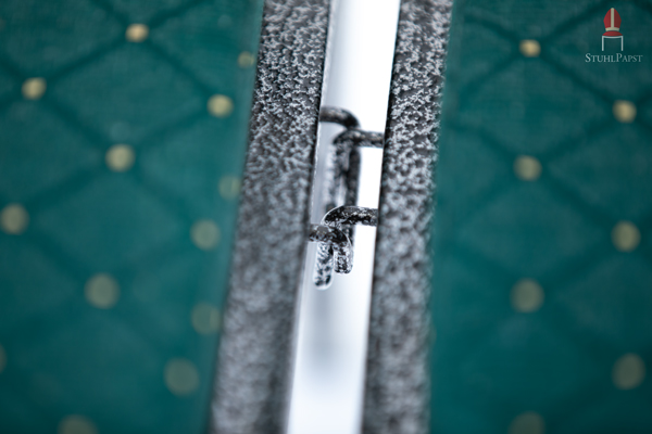 Beiderseitig im Rahmen integrierte Bügelreihenverbinder ermöglichen eine zügige Reihenbestuhlung