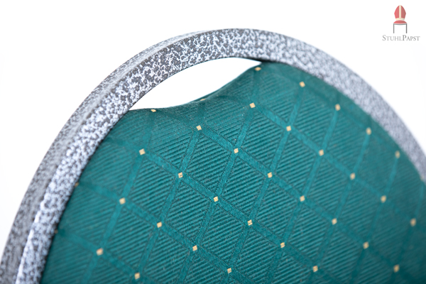 Bequem gepolsterte Sitzfläche und gepolsterte Rückenlehne überzeugen