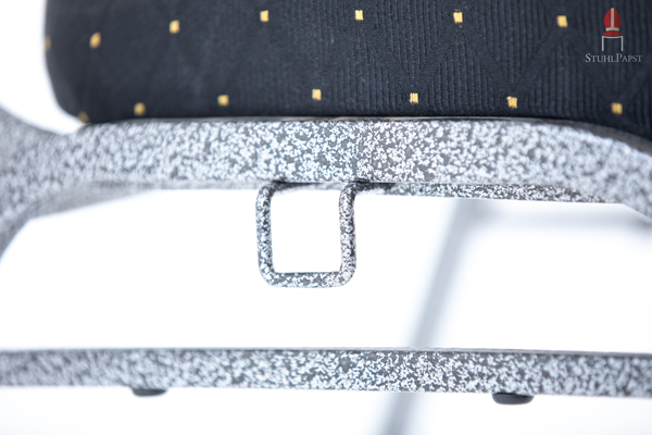 Hammerschlaglackierung des umlaufenden Vierkantstahlrohrrahmen für eine besonders edle Optik