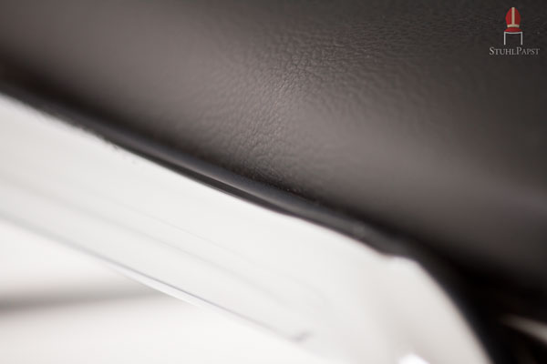 Sorgfältige und designverliebte Verabeitung lässt den Kunstlederstuhl nicht nur optisch glänzen, seine gewissenhafte Verarbeitung steht für Qualität