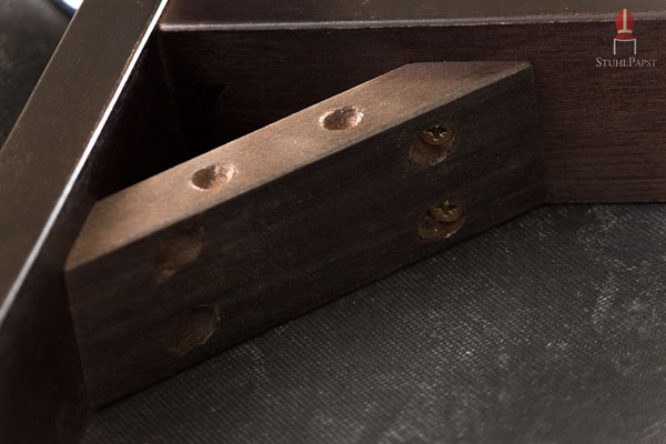 Detailansicht der Sitzfläche von unten - diagonal verschraubte Verstrebungen für hohe Stabilität