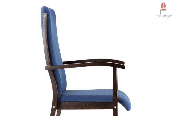 Sessel mit schwungvollen Armlehnen und hoher Rückenlehne - gepolstert für bequemen Sitz