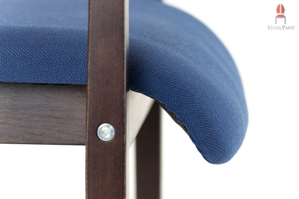 Sessel stapelbar aus Massivholz - mit abgerundeter und gepolsteter Sitzfläche
