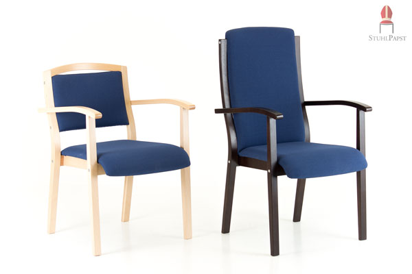 Sesselmodell Cäs.ar kombiniert mit dem dazu passenden Stuhlmodell Cäs.ar - hier in verschiedenen Beiztönen