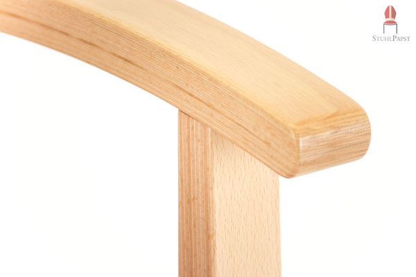 Hochwertige Verarbeitung des massiven Buchenholzes - integrierte formschöne Armlehnen