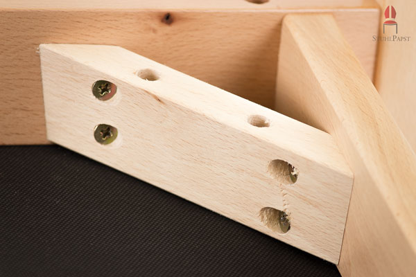 Stabilität des stapelbaren und gepolsterten Stuhl Cäs.ar, durch hochwertige Verschraubung