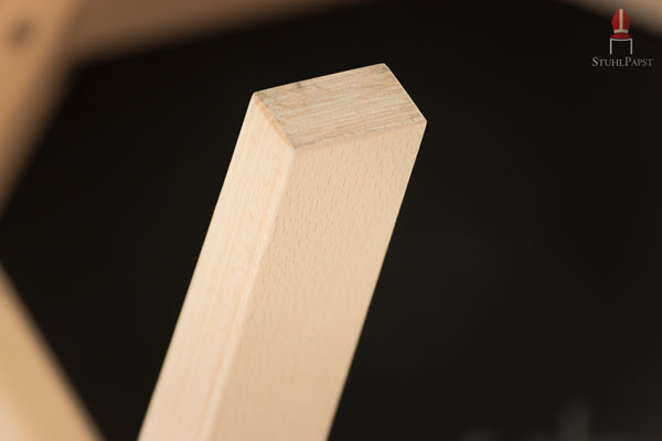 Stuhlbeine des stapelbaren Stuhles aus massivem Buchenholz bodenschonend verarbeitet
