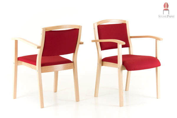 Stuhlmodell Cäs.ar mit Armlehnen aus massivem Buchenholz in der Objektstofffarbe Rot