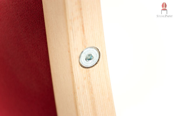 Verschraubter Holzrahmen für die garantierte Stabilität des stapelbaren Stuhlmodelles Cäs.ar