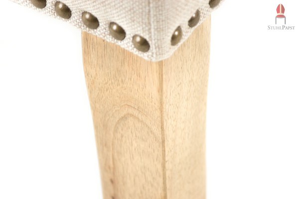 Das Echtholz bildet einen geschmackvollen Kontrast zu dem hellen Designstoff