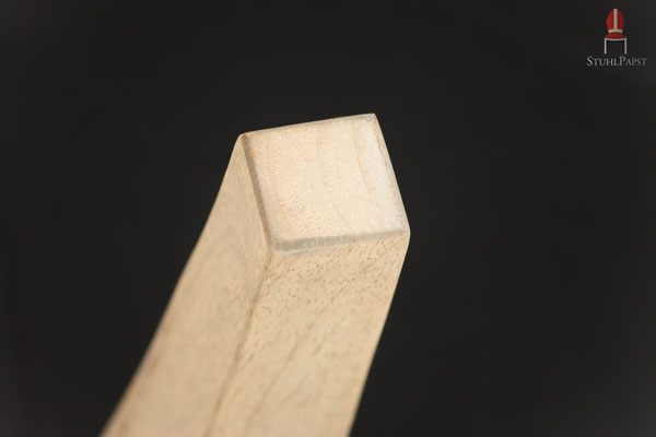 Detailaufnahme des hochwertigen Holzfußes