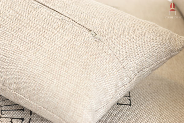 Hochwertig und dennoch unauffällige Verarbeitung des Reissverschlusses am Kissen des Stuhles Caf.èhaus