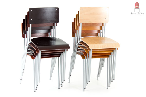 Platzsparend stapelbare, leichte Holzstühle zur Reihenbestuhlung geeignet
