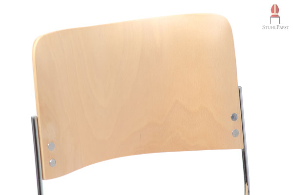 Angenehme Rückenlehne aus Schichtholz mit verchromten Elementen