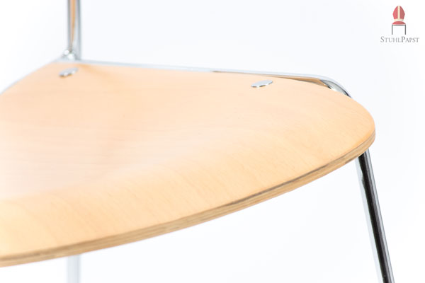 Bequeme Sitzfläche aus Schichtholz mit verchromten Elementen