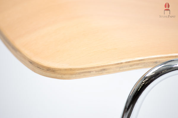 Sitzfläche aus Schichtholz im Kontrast zu den verchromten Kufen für ein elegantes Design