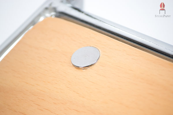 Verchromte Kufen und Nieten sowohl für Design, als auch für Stabilität des Kufenstuhls