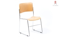 Praktischer und hoch stapelbarer Kufenstuhl Cha.mpion im zeitlosen Design