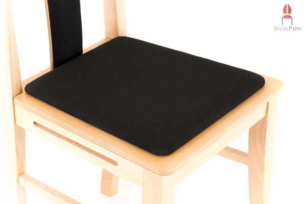 Bequeme Polsterung optisch als Kontrast zum hellen, schlichten Schichtholz