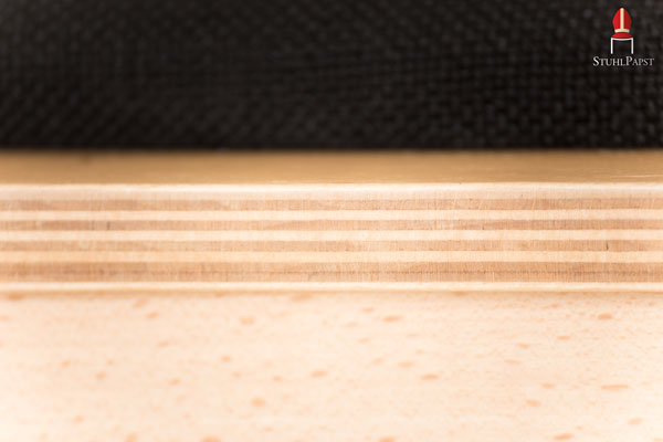 Hochqualitativ verarbeitetes Schichtholz verspricht eine lange Haltbarkeit und hohen Komfort