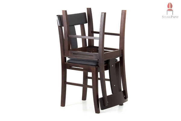 Eleganter Polsterstuhl mit dunklen Holzelementen