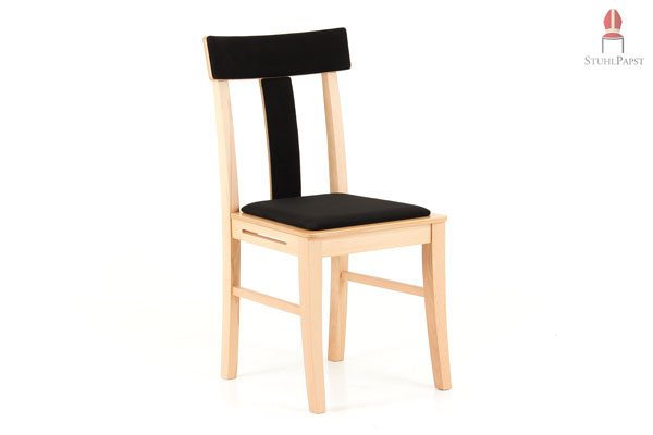 Stilvoller Polsterstuhl mit hellen Holzelementen für ein auffallendes Aussehen