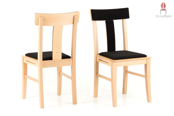 Stilvoller Polsterstuhl mit Kontrast zwischen hellem Holz und dunklem Polster