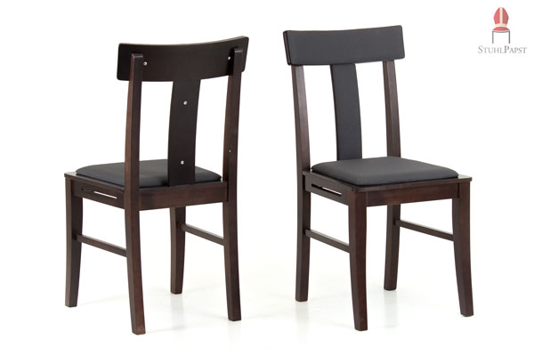 Stilvoller Polsterstuhl mit Kontrast zwischen Holz und Stoff