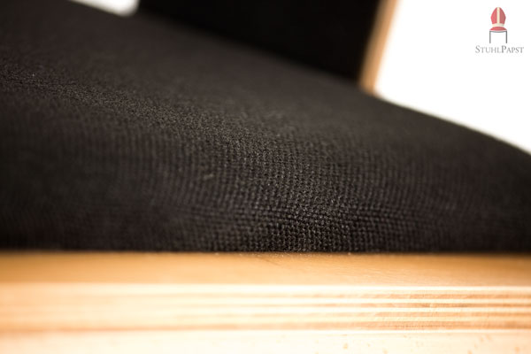 Überzeugendes Aussehen im Kontrast zwischen strapazierbarem Stoff und Schichtholz