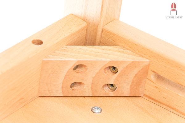 Unter der Sitzfläche angebrachte Winkel für zusätzliche Belastbarkeit