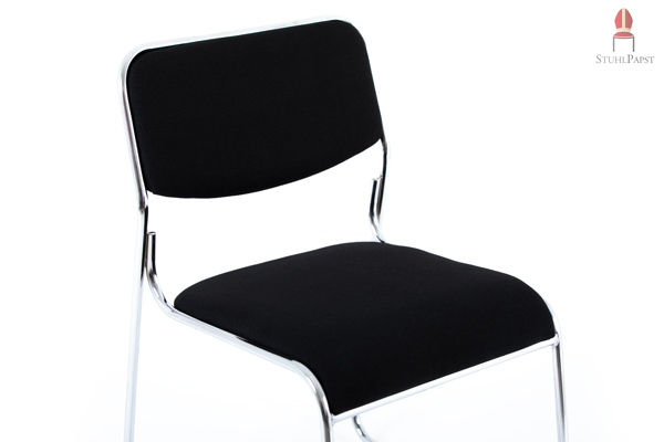 Der gepolsterte Kufenstuhl im zeitlosen, edlen Design - passend für jede Räumlichkeit