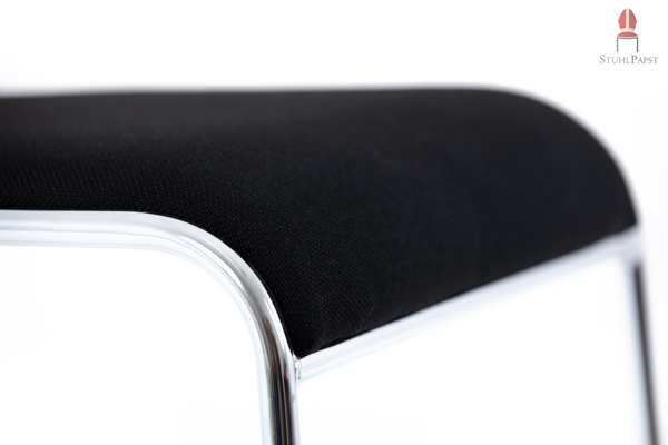 Eleganter Kufenstuhl mit schwarzer Polsterung und verchromten Gestell